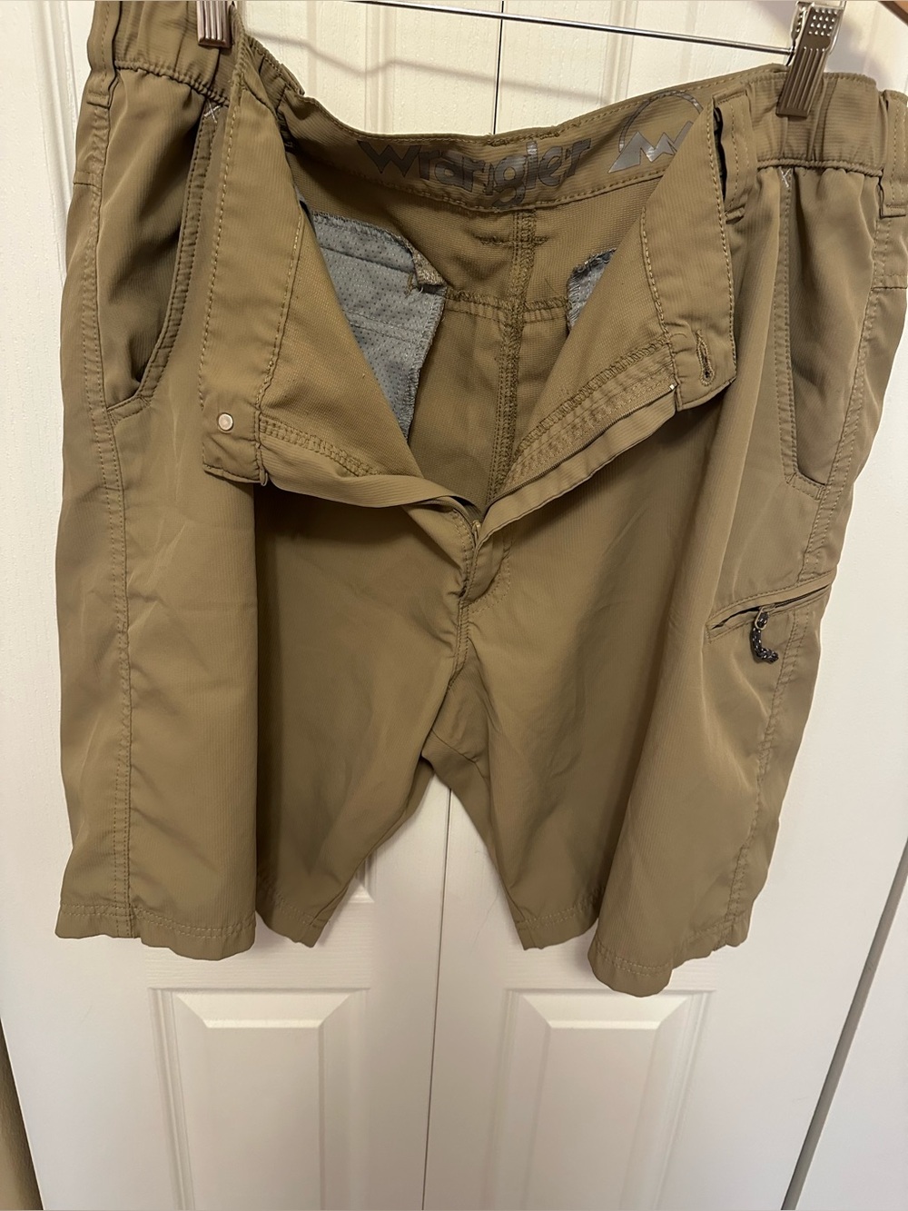 Wrangler beige Cargo Shorts with Zip Pocket